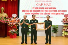 Thừa ủy quyền của Thủ tướng Chính phủ, Thiếu tướng Đoàn Xuân Bộ trao Bằng khen của Thủ tướng Chính phủ tặng Phòng biên tập Báo Quân đội nhân dân Cuối tuần vì đã có thành tích xuất sắc, đóng góp vào sự nghiệp củng cố quốc phòng, an ninh và bảo vệ Tổ quốc.