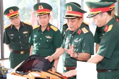 Đoàn công tác nghe giới thiệu về những sản phẩm do Viện Kiểm nghiệm, nghiên cứu dược và trang thiết bị y tế Quân đội nghiên cứu và ứng dụng.