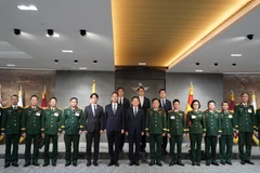 Thượng tướng Hoàng Xuân Chiến, Ủy viên Trung ương Đảng, Ủy viên Thường vụ Quân ủy Trung ương, Thứ trưởng Quốc phòng và ông Lee Doo Hee, Thứ trưởng Quốc phòng Hàn Quốc cùng các đại biểu.