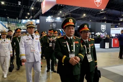 Đoàn đại biểu Bộ Quốc phòng Việt Nam do Thượng tướng Hoàng Xuân Chiến, Ủy viên Thường vụ Quân ủy Trung ương, Thứ trưởng Quốc phòng dẫn đầu tham dự Triển lãm Hàng không Singapore.