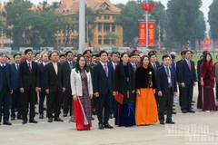 Đoàn đại biểu Bí thư chi bộ xuất sắc trong toàn Đảng năm 2026 báo công dâng Bác. (Ảnh: THẾ ĐẠI)