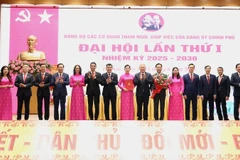 Phó Thủ tướng Thường trực Chính phủ Nguyễn Hòa Bình chụp ảnh lưu niệm cùng các đồng chí trong Ban Chấp hành Đảng bộ các cơ quan tham mưu, giúp việc của Đảng ủy Chính phủ nhiệm kỳ 2025-2030.