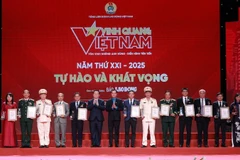 Đại diện của 13 đơn vị tập thể được vinh danh tại chương trình Vinh quang Việt Nam 2025.