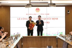 Bộ trưởng Nguyễn Mạnh Hùng đã trao Quyết định bổ nhiệm ông Nguyễn Trường Giang