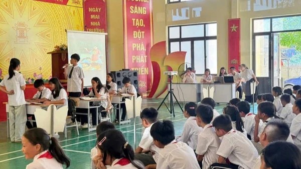 Giờ học của các em ở Trường tiểu học và trung học cơ sở Hải Sơn, xã Hải Sơn. 