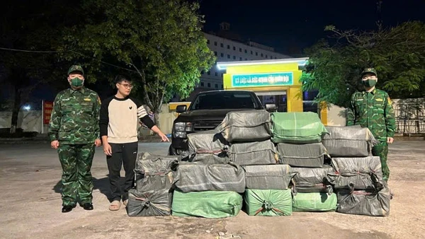 Đối tượng Phạm Huy Hoàng cùng tang vật .