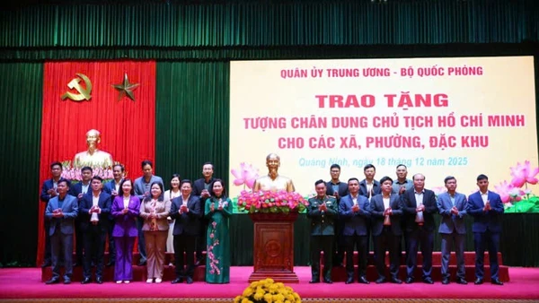 Các đại biểu chụp ảnh lưu niệm cùng đại diện các xã, phường, đặc khu trên địa bàn tỉnh.