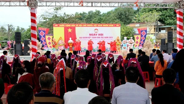 Quang cảnh Ngày hội Đại đoàn kết ở xã Quảng Đức (Quảng Ninh).