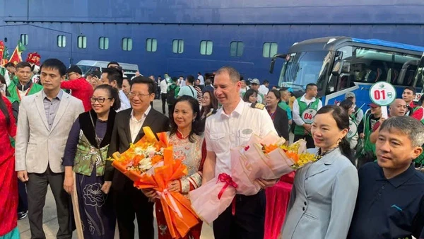 Đại diện lãnh đạo Sở Văn hóa, Thể thao và Du lịch Quảng Ninh tặng hoa các du khách đến từ thành phố Bắc hải (Trung Quốc).