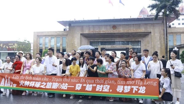 Đoàn khách du lịch Trung Quốc chụp ảnh lưu niệm tại Cửa khẩu quốc tế Móng Cái, Quảng Ninh. (Ảnh minh họa: Báo Nhân Dân)