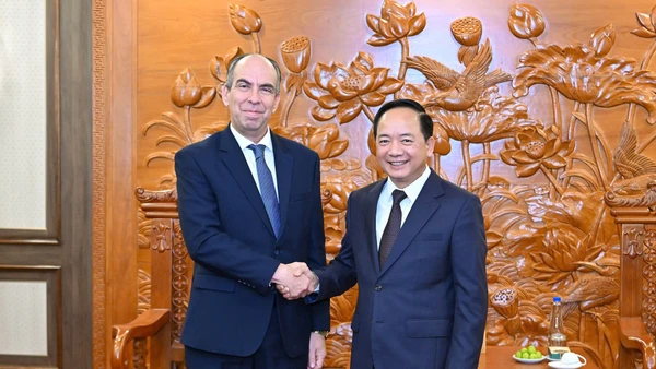 Đồng chí Trịnh Văn Quyết vui mừng chào đón Đại sứ Cuba tại Việt Nam Rogelio Polanco Fuentes. (Ảnh: THỦY NGUYÊN)