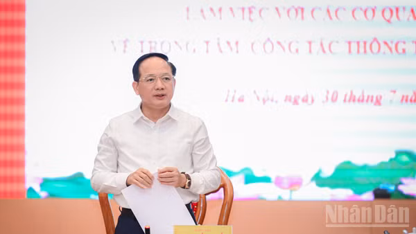 Đồng chí Trịnh Văn Quyết tại buổi làm việc với các cơ quan báo chí. (Ảnh: BẢO LONG)
