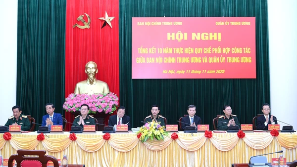 Các đồng chí chủ trì hội nghị. (Ảnh ĐĂNG KHOA)