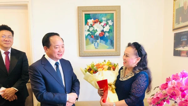 Đồng chí Đại tướng Trịnh Văn Quyết, Bí thư Trung ương Đảng, Trưởng Ban Tuyên giáo và Dân vận Trung ương tặng hoa chúc mừng Giáo sư, Nhà giáo nhân dân Trần Thu Hà.