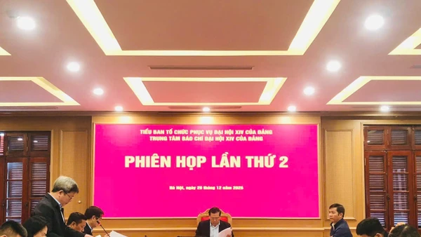 Đồng chí Lại Xuân Môn, Ủy viên Trung ương Đảng, Phó Trưởng ban Thường trực Ban Tuyên giáo và Dân vận Trung ương, Giám đốc Trung tâm Báo chí Đại hội XIV của Đảng chủ trì phiên họp.