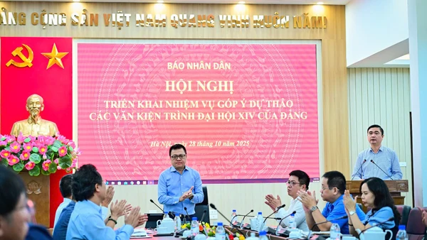 Đồng chí Lê Quốc Minh, Ủy viên Trung ương Đảng, Bí thư Đảng ủy, Tổng Biên tập Báo Nhân Dân, Phó Trưởng Ban Tuyên giáo và Dân vận Trung ương, Chủ tịch Hội Nhà báo Việt Nam chủ trì hội nghị. (Ảnh: BẢO LONG)