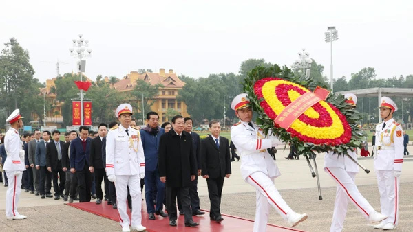 Đoàn cán bộ ngành Nội chính Đảng do đồng chí Phan Đình Trạc, Ủy viên Bộ Chính trị, Bí thư Trung ương Đảng, Trưởng Ban Nội chính Trung ương làm Trưởng đoàn vào Lăng viếng Chủ tịch Hồ Chí Minh. (Ảnh: ĐẶNG PHƯỚC)