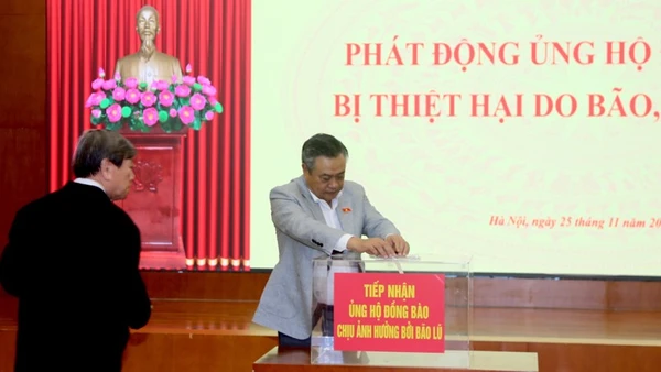 Đồng chí Trần Sỹ Thanh, Ủy viên Trung ương Đảng, Chủ nhiệm Ủy ban Kiểm tra Trung ương, ủng hộ tại Lễ phát động.