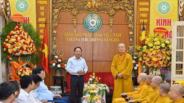 Đồng chí Trịnh Văn Quyết cùng đoàn công tác thăm, chúc mừng Trung ương Giáo hội Phật giáo Việt Nam. (Ảnh: THỦY NGUYÊN)