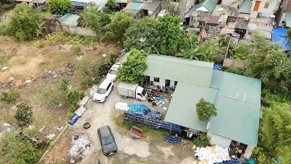 Toàn cảnh xưởng sản xuất giá đỗ trái phép tại phường Mạo Khê, Quảng Ninh. (Ảnh: Công an Quảng Ninh)