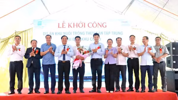 Lãnh đạo tỉnh và các sở, ngành tặng hoa chúc mừng chủ đầu tư dự án.