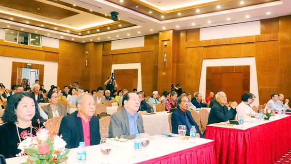 Các đại biểu tham dự Tọa đàm "Phẩm giá của thơ ca".