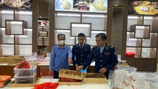 Lực lượng Quản lý thị trường Quảng Ninh kiểm tra cơ sở kinh doanh của ông Trần Hữu Quyền ở phường Móng Cái 2.