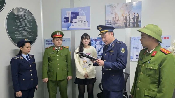 Lực lượng Công an và Quản lý thị trường tiến hành kiểm tra tại xưởng sản xuất mỹ phẩm giả do Vũ Thị Thu Hà cầm đầu.