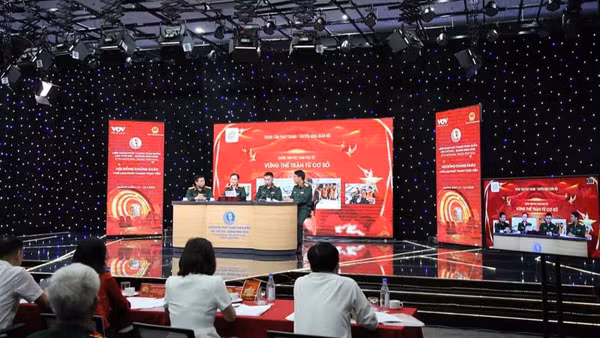 Đơn vị Trung tâm Phát thanh-Truyền hình quân đội mở màn phần thi phát thanh trực tiếp.