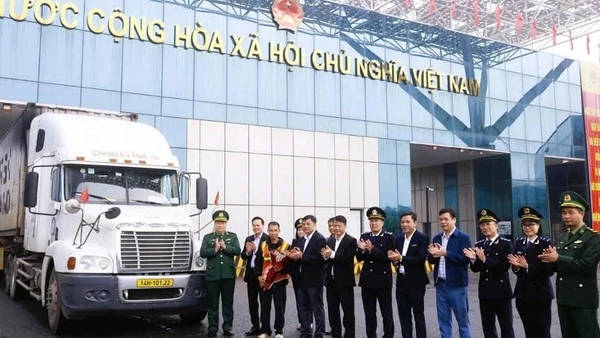 Ban Quản lý khu kinh tế tỉnh Quảng Ninh và phường Móng Cái 1 tặng hoa chúc mừng doanh nghiệp có lô hàng xuất khẩu và nhập khẩu đầu tiên thông quan vào ngày cuối tuần.