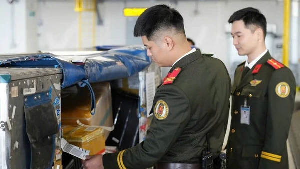 Lực lượng An ninh hàng không, Công an tỉnh Quảng Ninh thực hiện nhiệm vụ kiểm soát an ninh tại Cảng hàng không quốc tế Vân Đồn. (Ảnh: Công an Quảng Ninh)