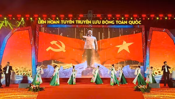Chương trình nghệ thuật tại đêm khai mạc Liên hoan Tuyên truyền lưu động toàn quốc năm 2026.