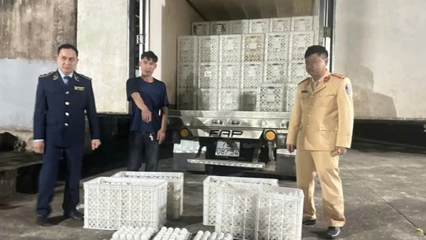 Ông Bùi Đức Thành cùng phương tiện và hàng hóa bị lực lượng Quản lý thị trường và Công an Quảng Ninh thu giữ.