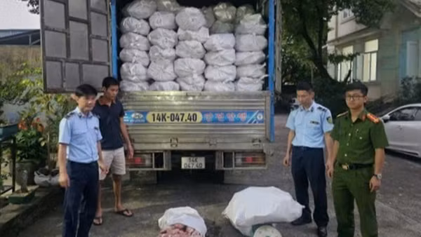 Lực lượng chức năng bắt giữ 12.240kg chân lợn đông lạnh không rõ nguồn gốc.
