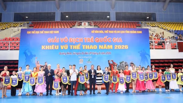 Ban tổ chức tặng cờ lưu niệm cho các đoàn tham gia giải.