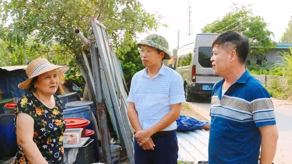 Lãnh đạo Cô Tô gặp gỡ, trò chuyện với người dân chung tay chỉnh trang đô thị, bảo đảm môi trường du lịch.