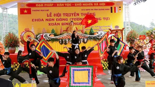 Màn biểu diễn võ thuật tại lễ khai hội.