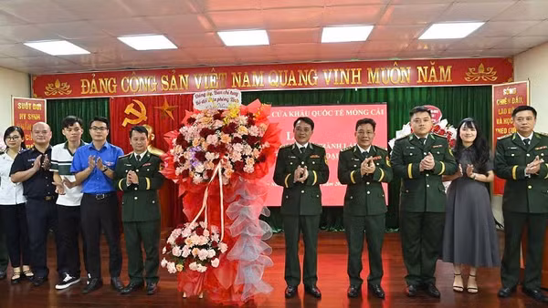 Ban Chỉ huy Bộ đội Biên phòng tỉnh Quảng Ninh chúc mừng mô hình “Tổ dân vận đối ngoại” tại Cửa khẩu quốc tế Móng Cái. 
