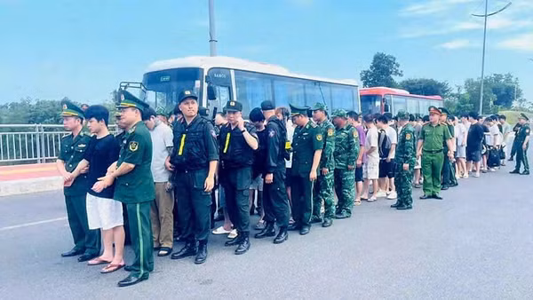 Lực lượng chức năng dẫn giải các đối tượng ra khu vực trao trả.