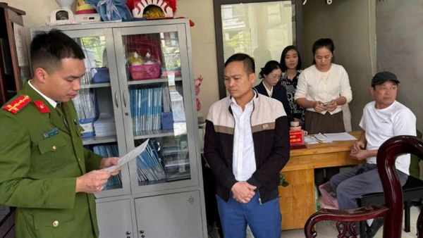 Cơ quan Cảnh sát điều tra (Công an tỉnh Quảng Ninh) thực hiện quy trình tố tụng đối với Nguyễn Văn Hải, Giám đốc Trung tâm Công tác xã hội Hải Hà.