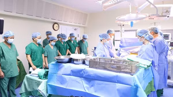 Các y bác sĩ tri ân nghĩa cử cao đẹp của người hiến tạng.