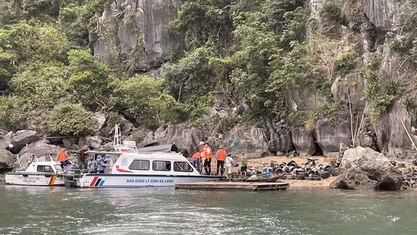 Lực lượng chức năng phát hiện hoạt động nuôi trồng thủy sản trái phép trên Vịnh Hạ Long.