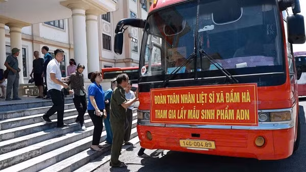 Xã Đầm Hà (Quảng Ninh) tổ chức, bố trí phương tiện đưa, đón thân nhân liệt sĩ đi lấy mẫu sinh phẩm ADN.