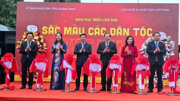 Các đại biểu cắt băng khai mạc Triển lãm ảnh nghệ thuật với chủ đề “Sắc màu các dân tộc Việt Nam”.