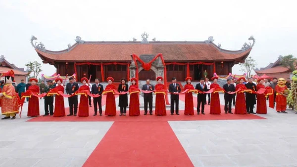 Các đại biểu cắt băng khánh thành Đền thờ Vua Lê Thái Tổ, phường Hoành Bồ, Quảng Ninh.