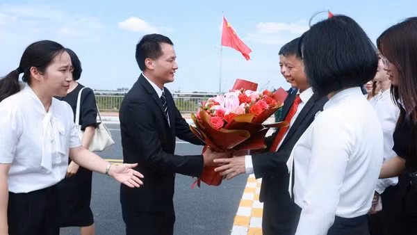 Đồng chí Bành Thiệu Quan, Bí thư Thành ủy Đông Hưng tặng hoa chào mừng Đoàn đại biểu các xã, phường tỉnh Quảng Ninh sang dự kỷ niệm 30 năm Ngày thành lập thành phố Đông Hưng.