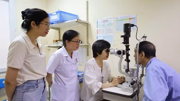 Bệnh nhân được thực hiện các xét nghiệm chuyên sâu trước khi tiến hành ghép giác mạc.