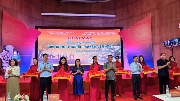 Các đại biểu cắt băng khai mạc Triển lãm.