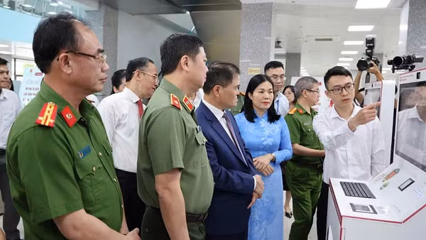 Các đại biểu tham quan mô hình thí điểm Kiosk thông minh tại Trung tâm Phục vụ hành chính công tỉnh Quảng Ninh.