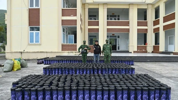 Đối tượng Đạt cùng tang vật.